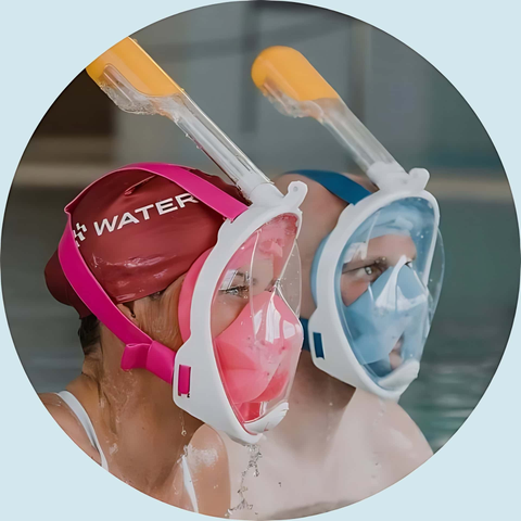 Kvinde og mannequin med full face snorkel på.