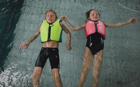 Leren zwemmen (kind)